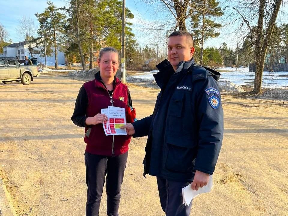 Огнеборцы напоминают луховичанам об опасностях пала сухой травы