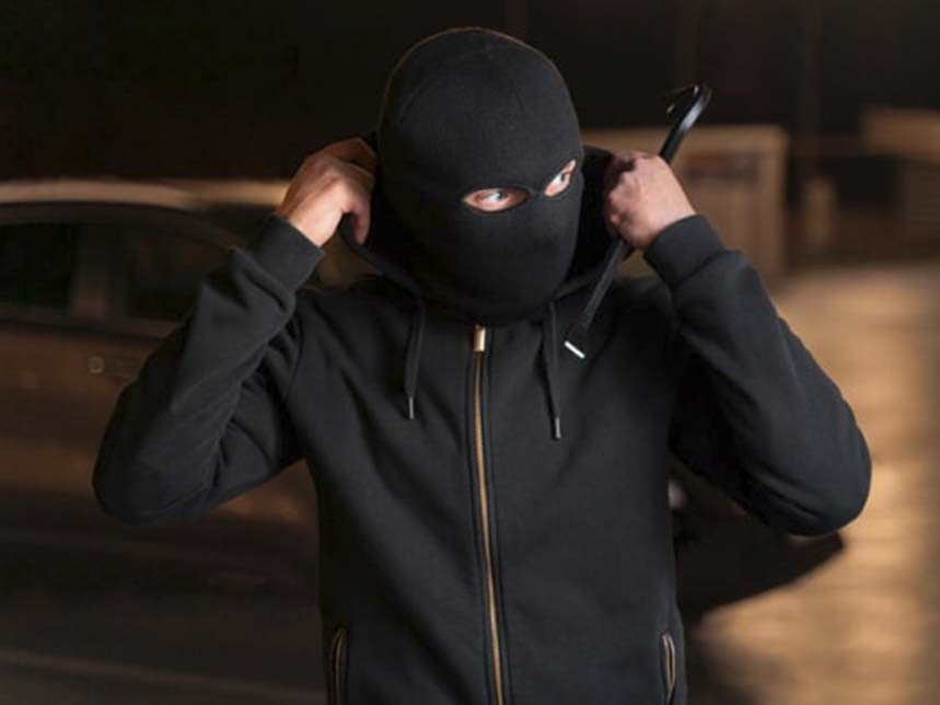 В маске и с ножом: в Дмитрове ищут мужчину, порезавшего колеса машины