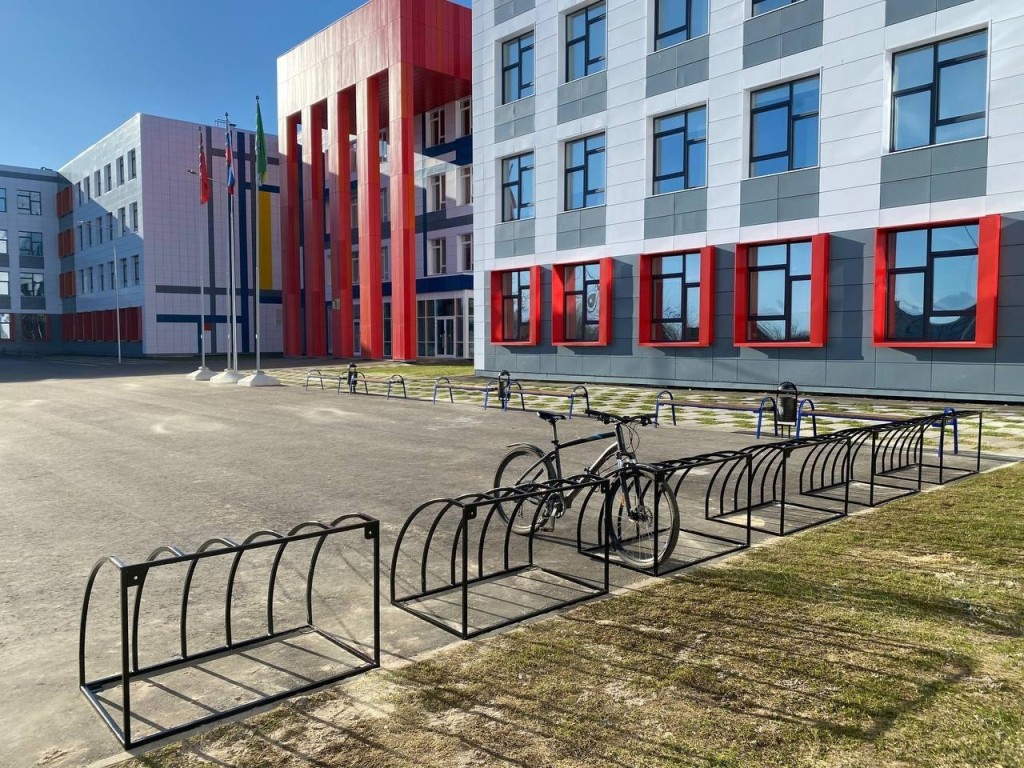 На территории нового корпуса шатурского лицея оборудовали велопарковку