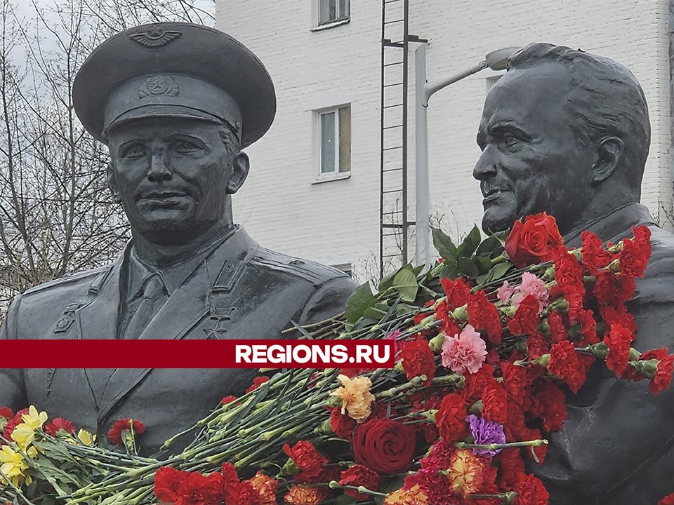 Внук конструктора Сергея Королева возложил цветы к памятнику своего дедушки
