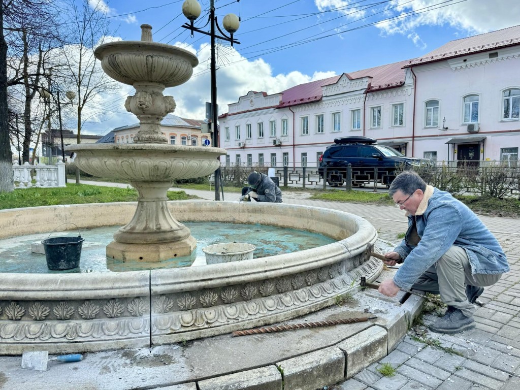 Специалисты восстанавливают фонтан-чашу на улице Московской