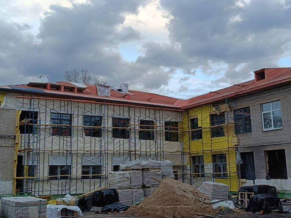 Новые фасад и кровлю начали монтировать в школе микрорайона Заветы Ильича