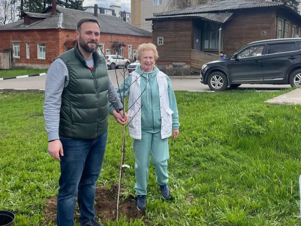На территории Дмитровской больницы высадили деревья в честь сотрудников, проработавших в больнице более 50 лет