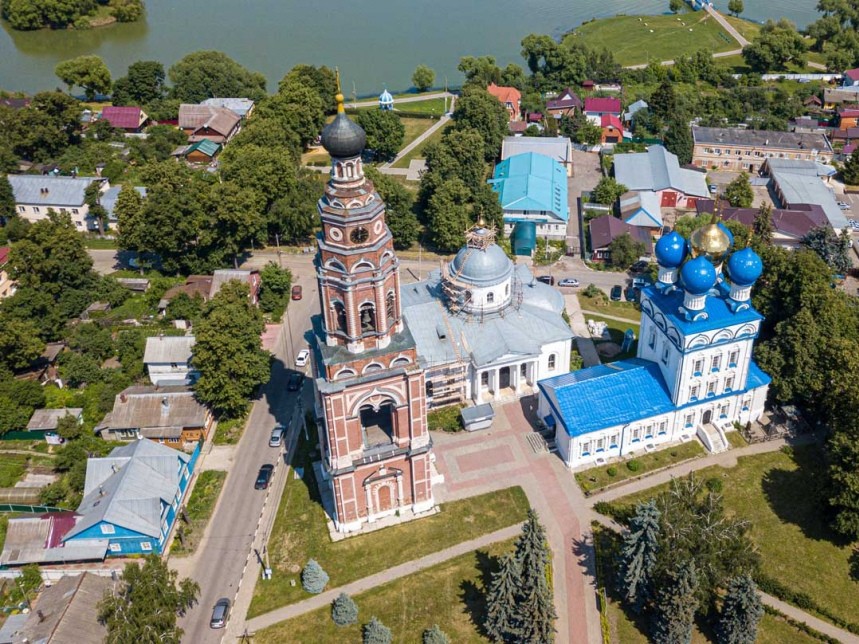 В Бронницах чистят дороги, тротуары, дворы и парки: список актуальных адресов