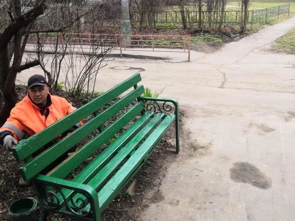 Коммунальщики привели в порядок газоны более чем в ста дворах Лобни