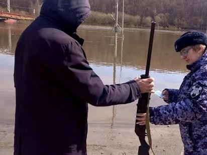 В Волоколамске росгвардейцы контролируют ситуацию в подвергшихся подтоплению населенных пунктах