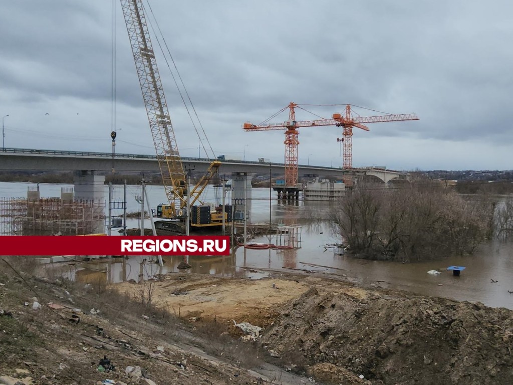 Буксир с баржей из-за паводка временно прекратили свою работу по возведению  моста под Серпуховом | REGIONS.RU / Серпухов