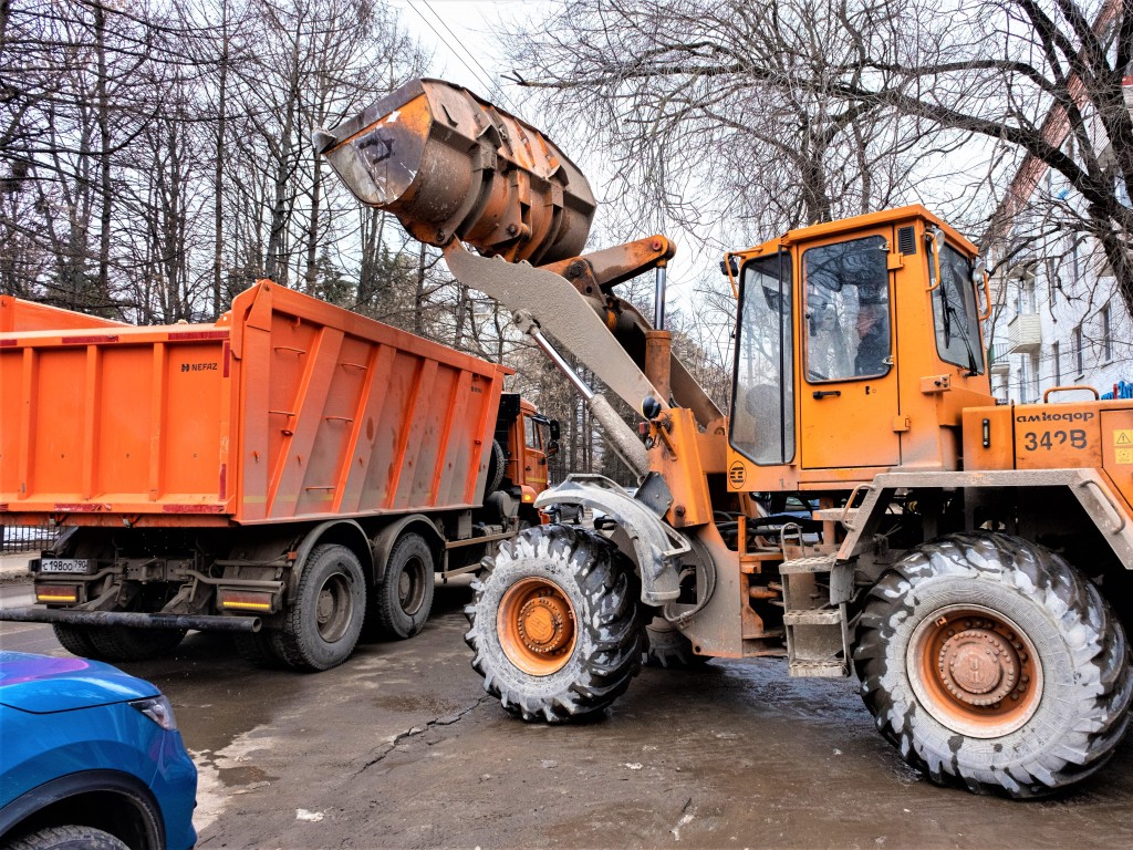 В Лыткарино приступили к уборке территорий вокруг школ, больниц и магазинов  | REGIONS.RU / Лыткарино