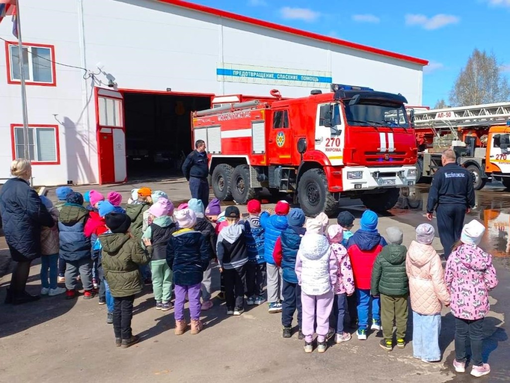 Воспитанники дошкольного отделения «Солнышко» Яхромской школы № 1 познакомились с профессией пожарного