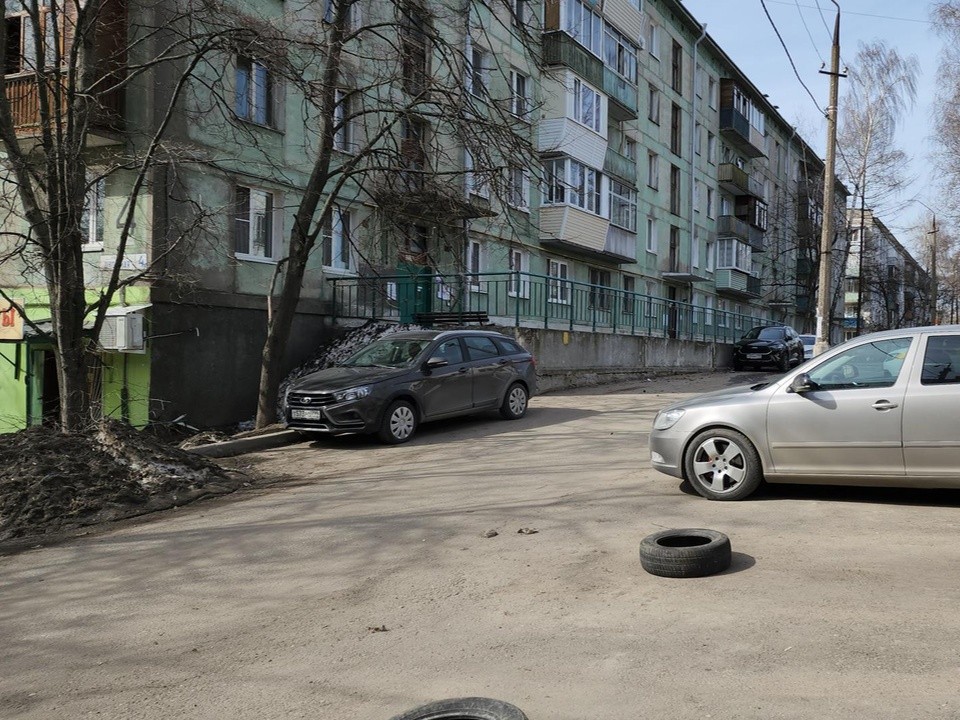 Жильцы дома на Школьной просят разрешить парковку во дворе и готовы вложиться деньгами