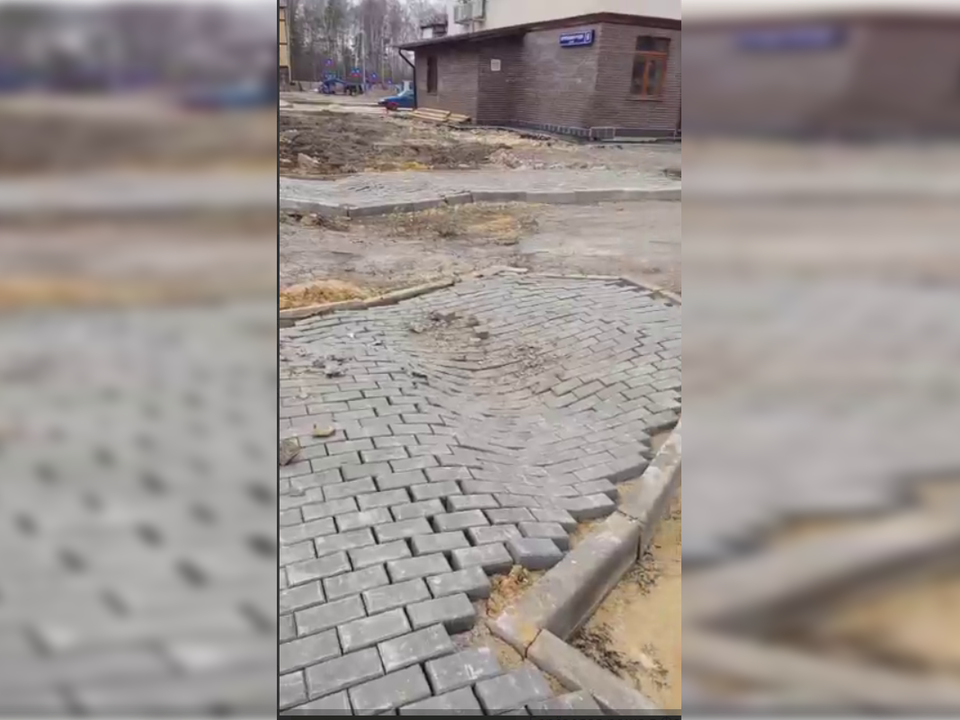 В ЖК «Березовая роща» вместе со снегом сошли асфальт и плитка