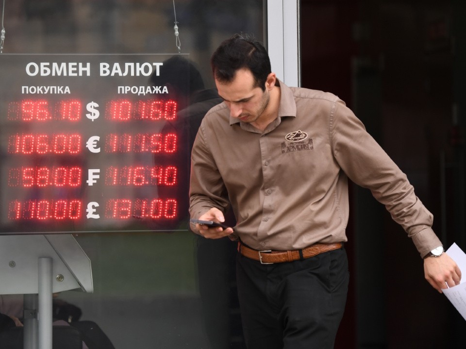 В Минэкономразвития ожидают, что курс доллара превысит 100 рублей только через два года