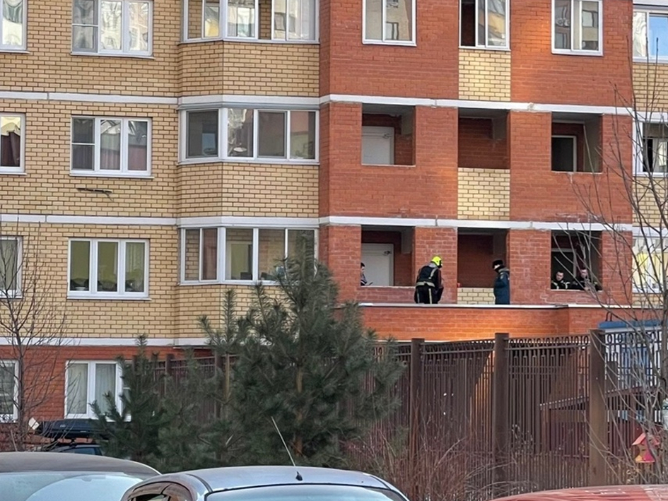 «На козырьке собралось много людей»: в Домодедове подросток выпал из окна многоэтажки