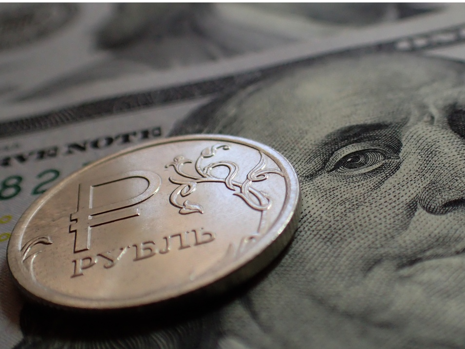 Аналитик Антонов: политическая стабильность выступает поддержкой для рубля