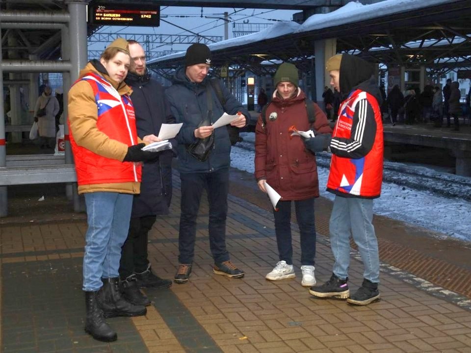 Травмируются чаще в среднем возрасте: волонтеры напомнили жителям правила поведения на железной дороге