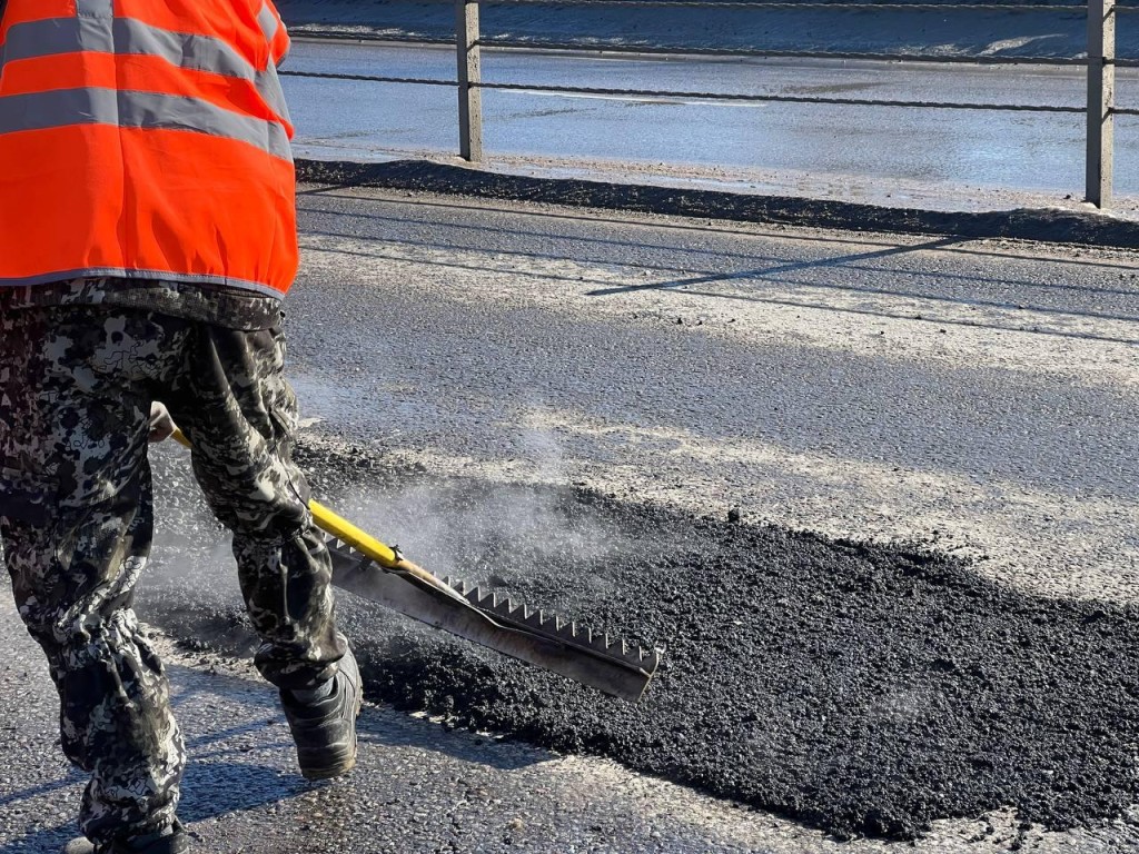 В Истре дорожные службы за сутки устранили более 50 ям