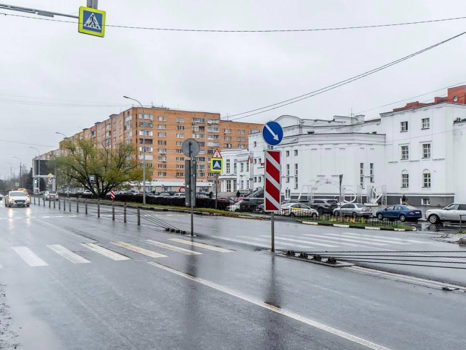 На семи участках Рогачевского шоссе в Лобне установят тросовые ограждения