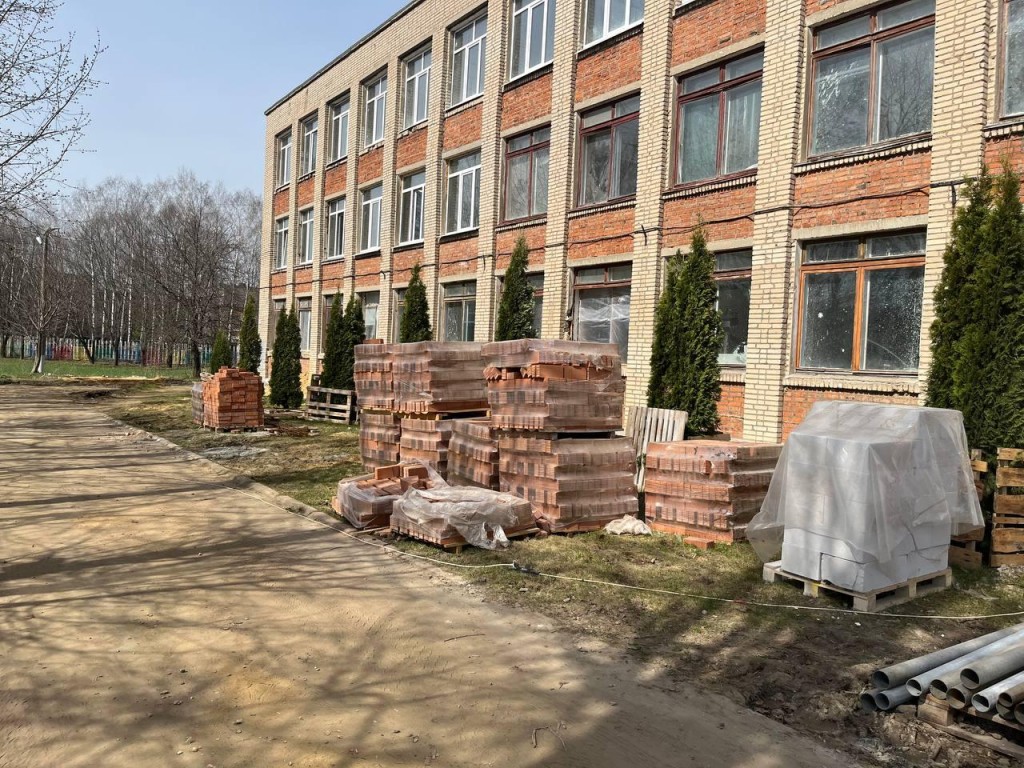 Рабочие приступают к отделке внутренних помещений в здании школы №10