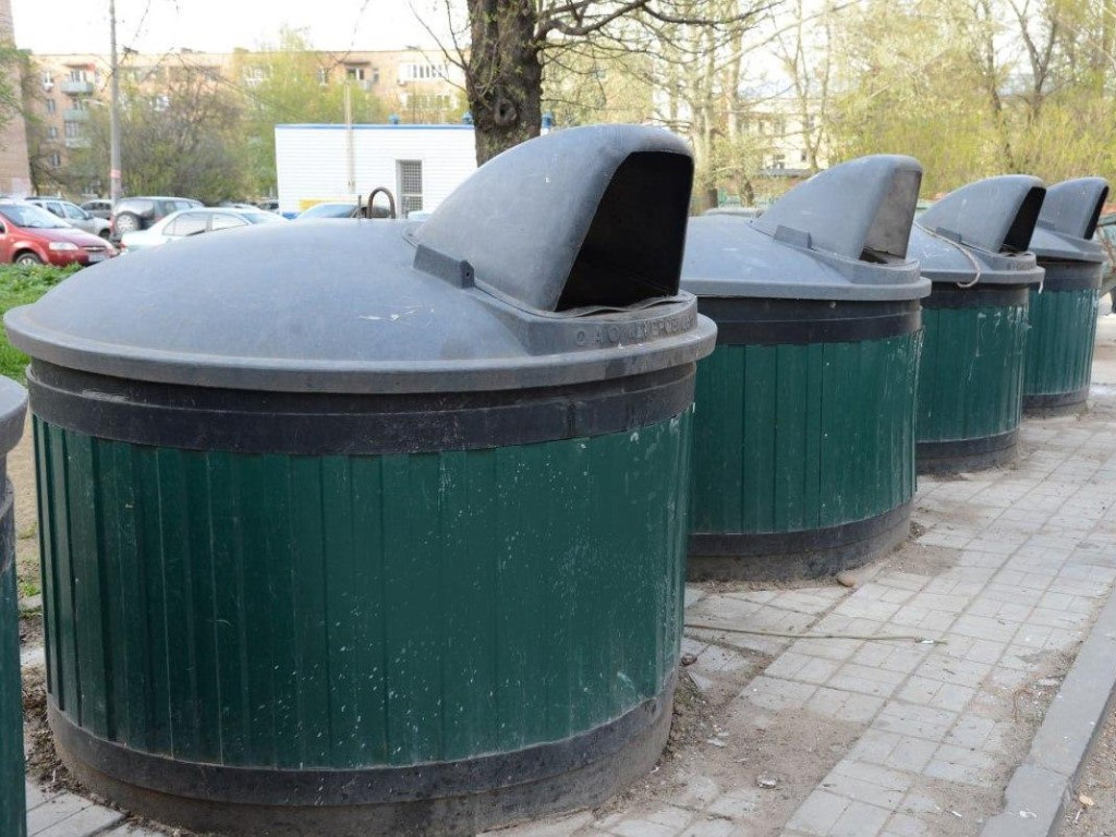 Заглубленные мусорные контейнеры демонтируют на улице Дзержинского в Коломне