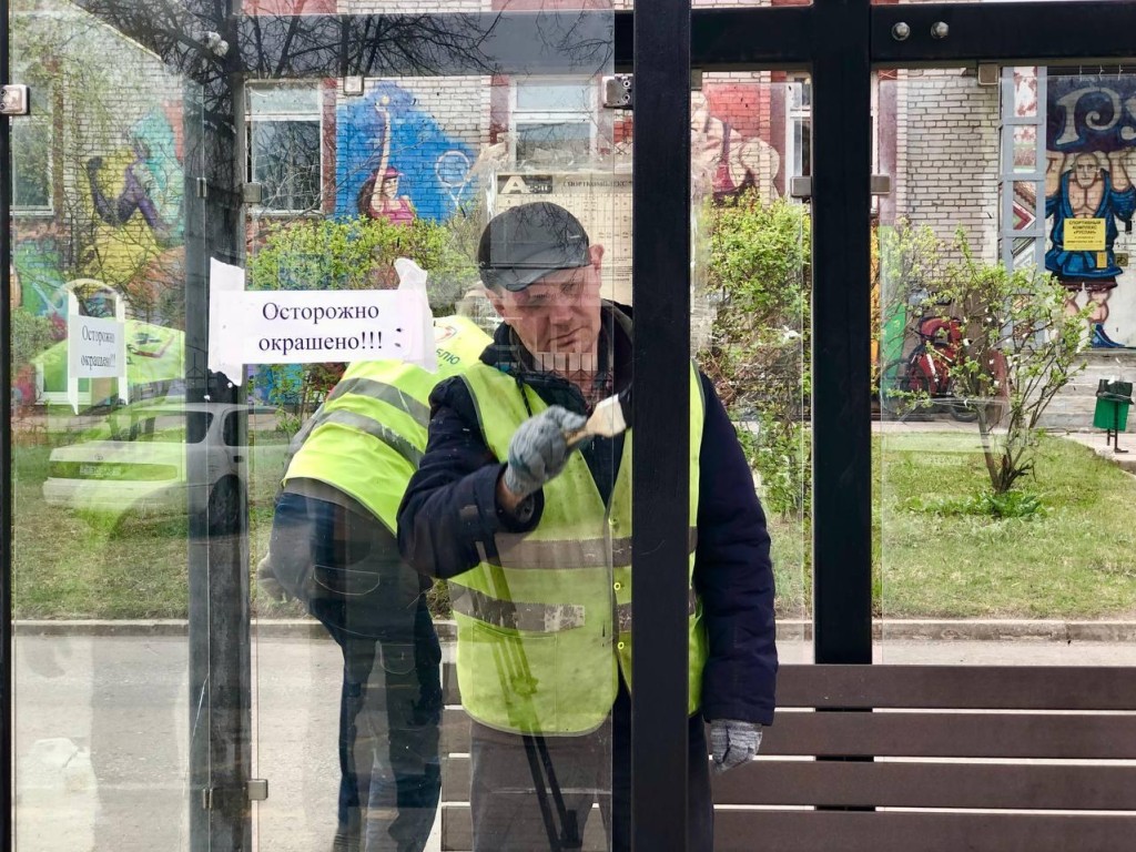 Коммунальщики приступили к покраске автобусных остановок в Дубне