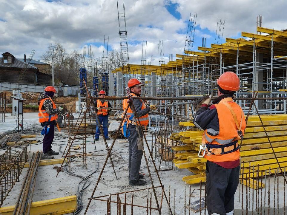 Строители приступили к возведению первого этажа поликлиники в поселке Октябрьский в Люберцах
