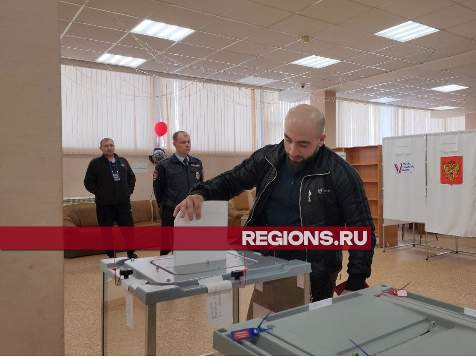 Чемпион мира по боксу Сергей Акопян считает участие в выборах заботой о своей семье