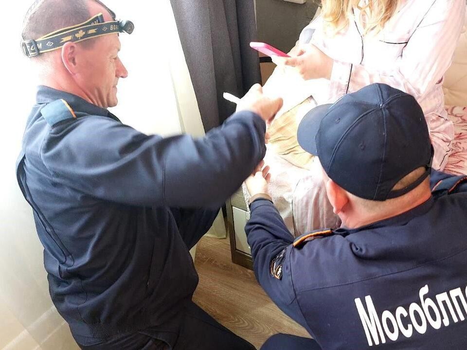 Подмосковные спасатели в Рузском городском округе освободили палец женщины от тесного кольца