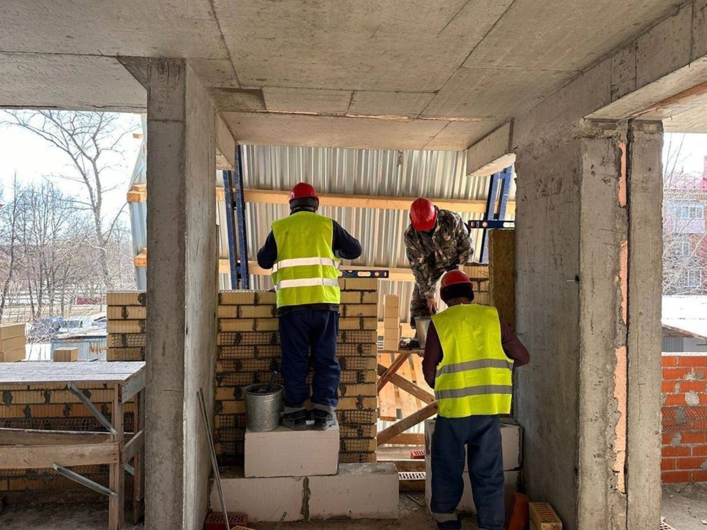 Строители приступили к кладке стен во втором доме для переселенцев из аварийного жилья на улице Горького