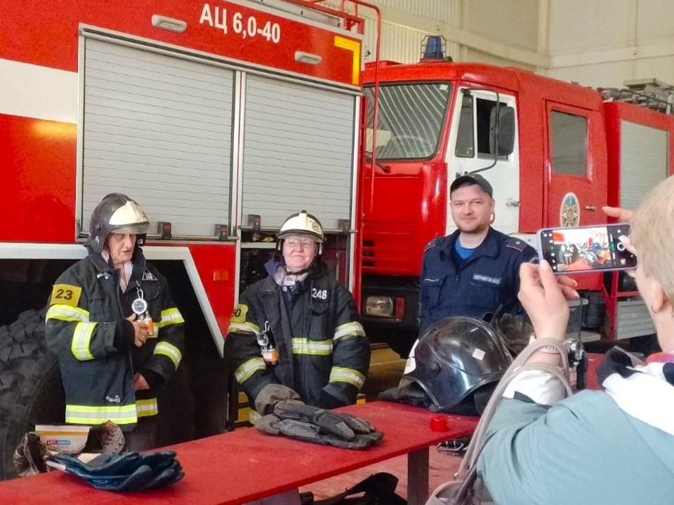 Пенсионеры из Дрезны попробовали себя в роли пожарного