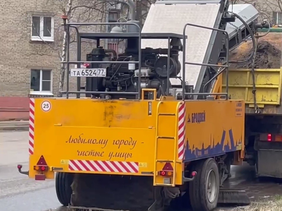 Коммунальщики и дорожники наводят порядок в городе после зимы