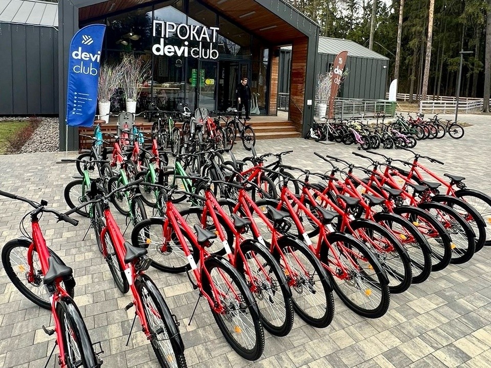 Новые велосипеды завезли в пункт проката в Мытищинском лесопарке