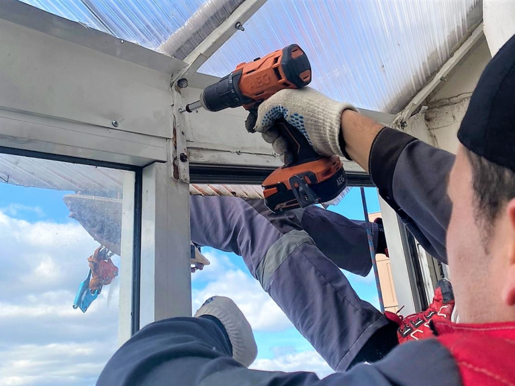 Балашихинцам рассказали, куда пожаловаться на разбитое подъездное окно