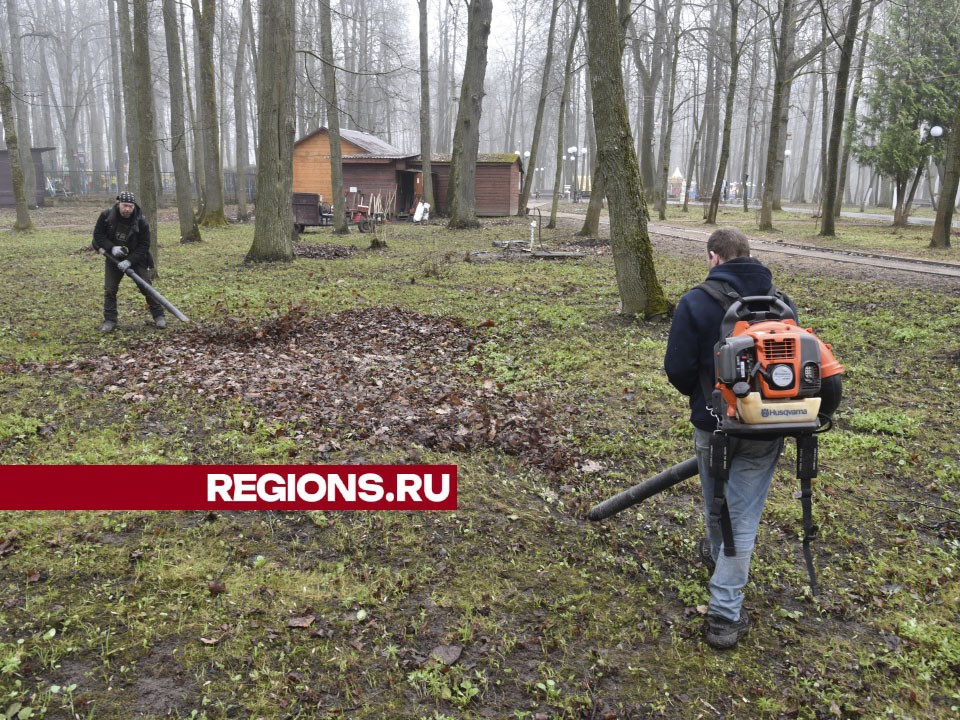 Центральный парк Лотошино очистили от старой листвы, грязи и пыли