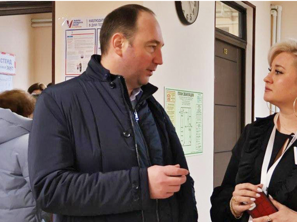 Глава округа проверил ход голосования на избирательных участках Ступина