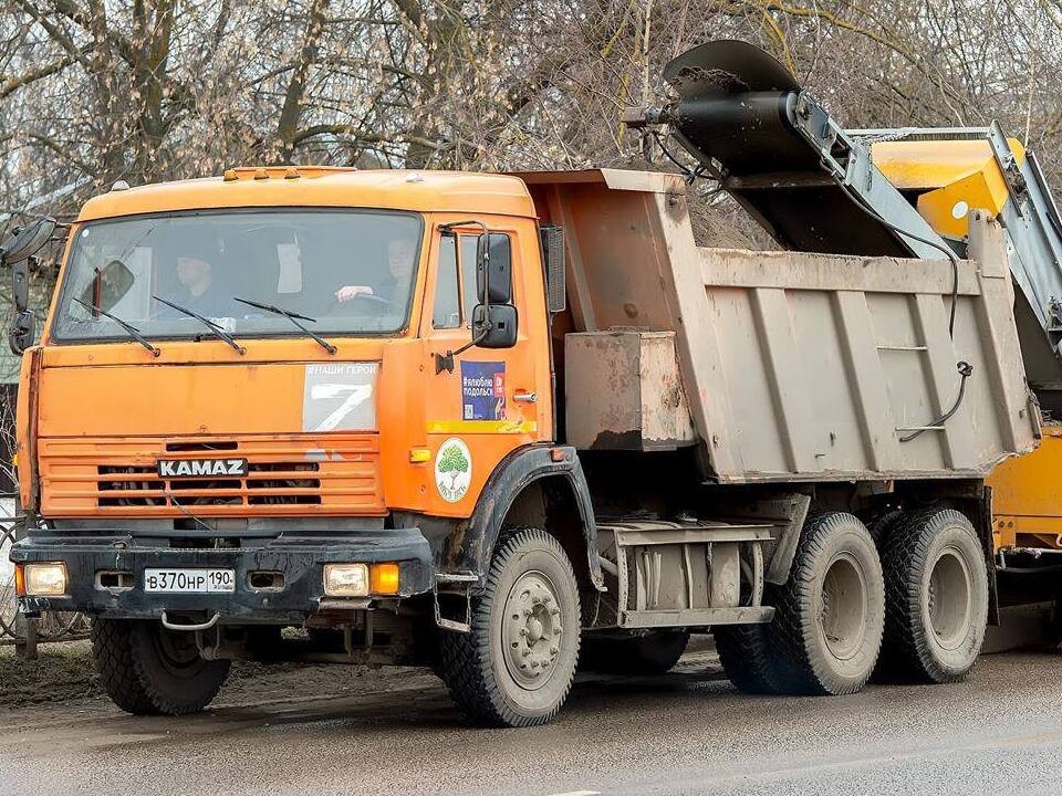 Коммунальщики убрали мусор и грязь на семи улицах города