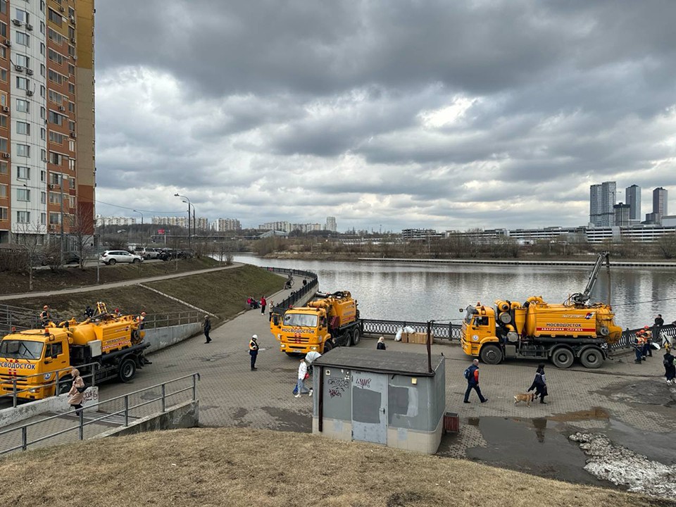 Три илососа собирают масляные пятна на Москве-реке в Красногорске