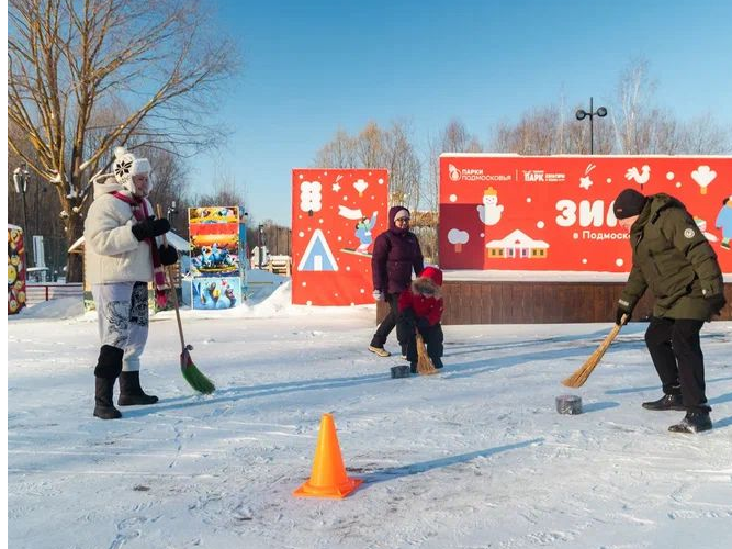 Жители Чехова сыграли в городском парке в метлохоккей