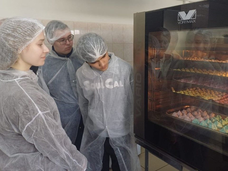 Ученикам Евсеевой школы раскрыли секреты приготовления французских пирожных