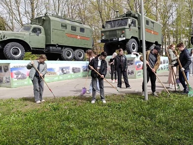 День добрых дел: бронницкие школьники навели порядок у мемориала на улице Советской