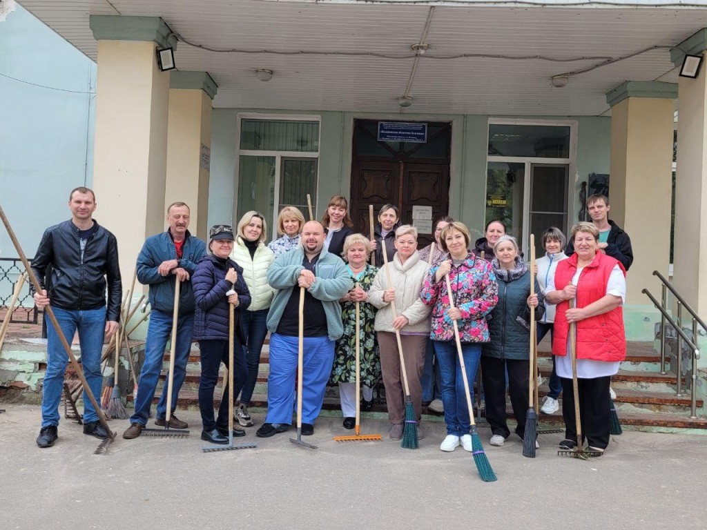 Сотрудники Коломенской больницы следят за чистотой на территориях около медучреждений