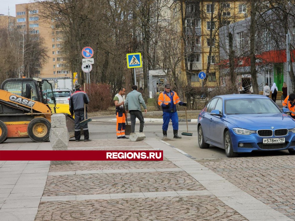 Коммунальные службы тщательно наводят порядок на площади Собина |  REGIONS.RU / Долгопрудный