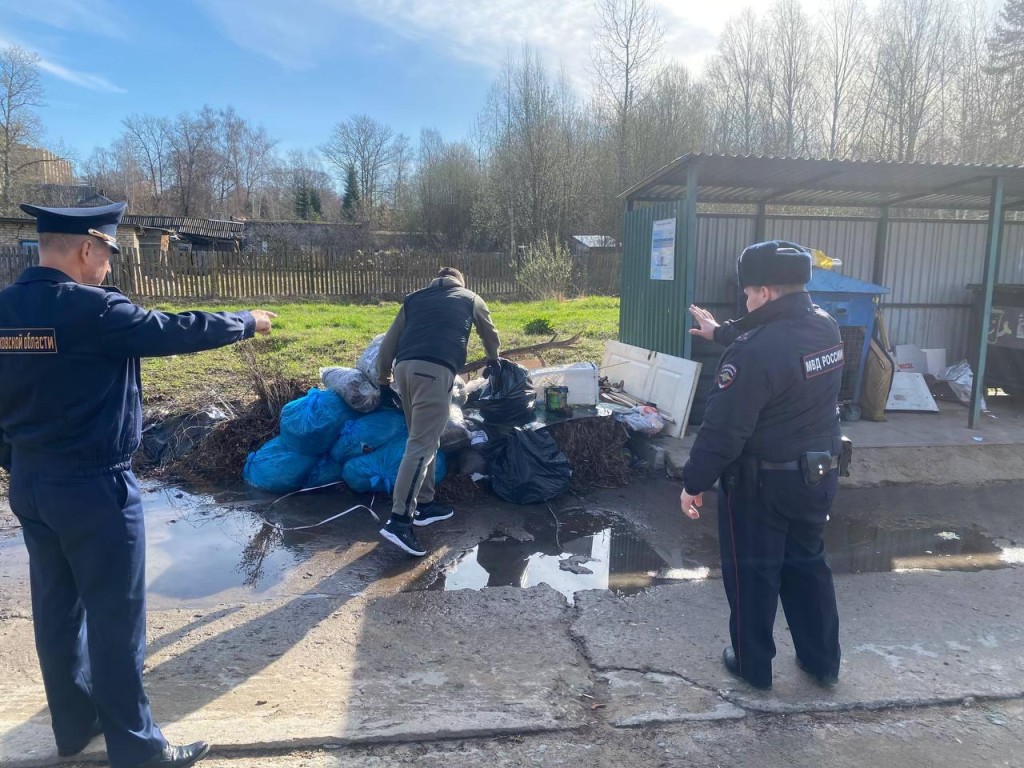 Полицейские составили протокол на дубненца, который выбрасывал мусор в неположенном месте
