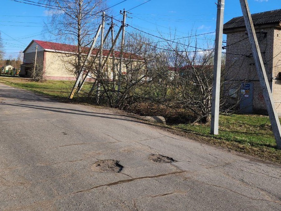 В деревне Мокрое отремонтируют асфальт на центральной улице и в трех дворах