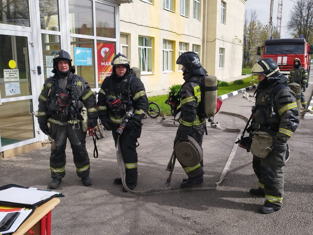 Порядка сорока спасателей приехали тушить условный пожар в Михневской школе