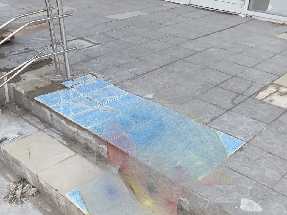Глянцевую плитку поменяют на тротуарную перед балашихинской поликлиникой