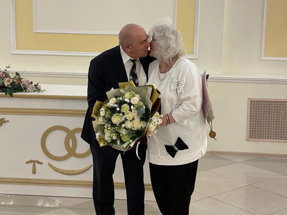 Познакомились в электричке: семейную пару из наукограда поздравили с 50‑летним юбилеем совместной жизни