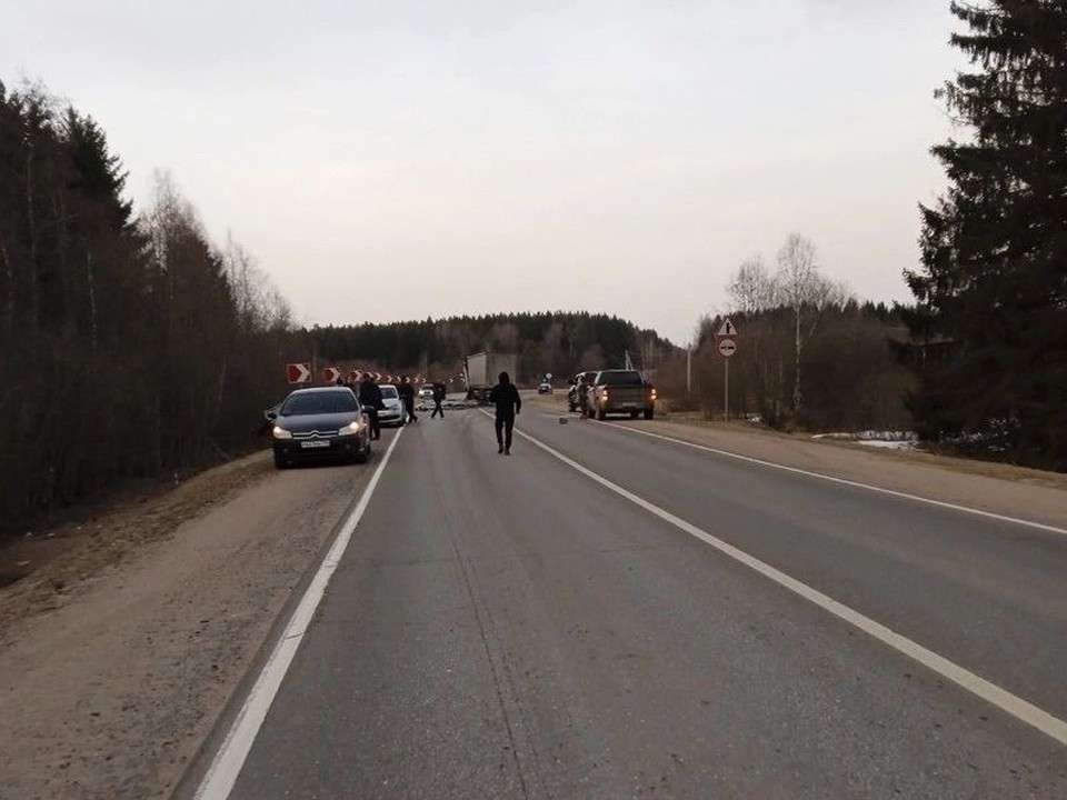 В селе Середа при столкновении легковушки с фурой погибли два человека