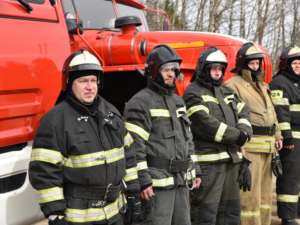 Восемь огнеборцев отработали навыки тушения лесных и торфяных пожаров в Лотошино