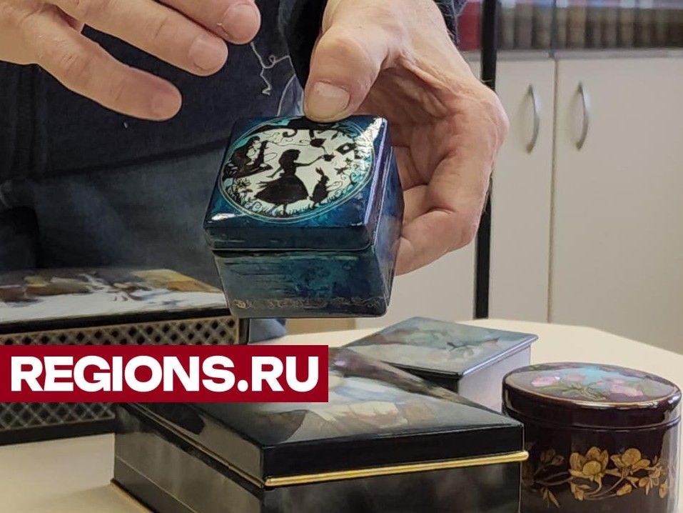 Потомственный художник из Федоскино провел урок по лаковой миниатюре для школьников