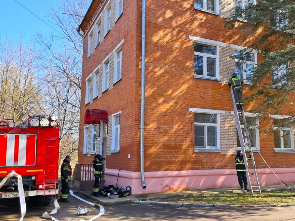 Спасатели в Домодедове тренировались тушить пожар на площадке школы-интерната